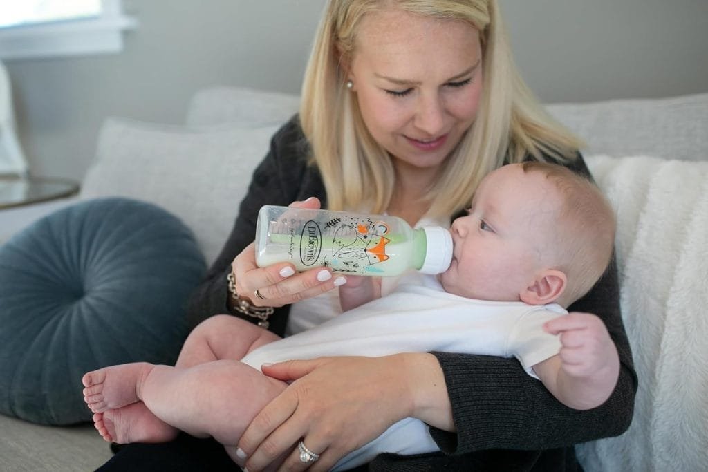 Madre alimentando a bebé con labio leporino con la ayuda de bebeleporino.com